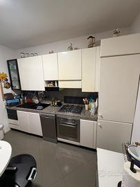 Cucina completa di lavastoviglie e piano cottura
