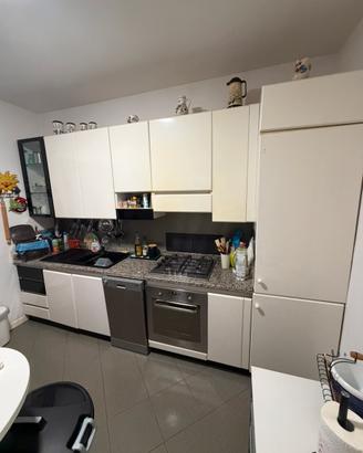 Cucina completa di lavastoviglie e piano cottura