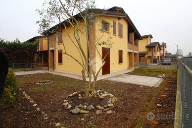 VILLA A SCHIERA A CADELBOSCO DI SOPRA
