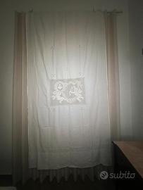 Tenda ricamata a mano