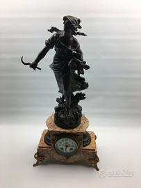 statua con orologio