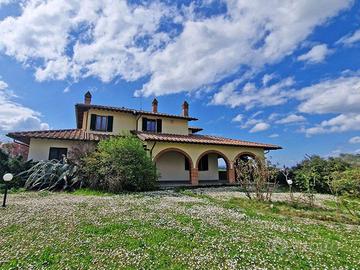 Villa di 550 m² con 4 locali e box auto a Foiano d