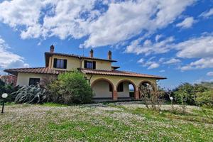 Villa di 550 m² con 4 locali e box auto a Foiano d