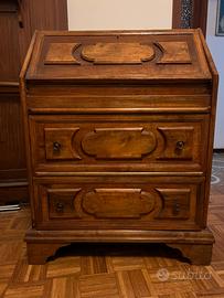 Cassettone con ribalta / scrittoio in legno