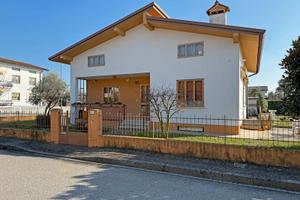 Villa indipendente con ampio terreno a Remanzacco