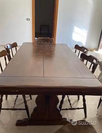 Tavolo, credenza e divano