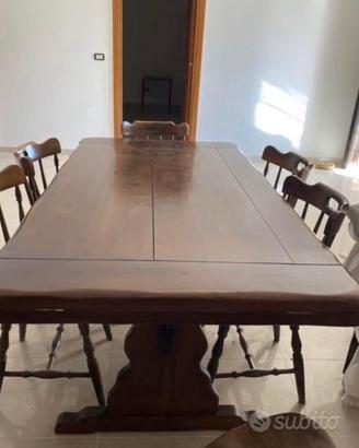 Tavolo, credenza e divano
