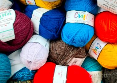 Lotto + di 100 gomitoli/bobine e accessori