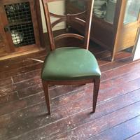 2 sedie in legno con sedile verde in pelle