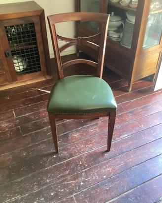 2 sedie in legno con sedile verde in pelle