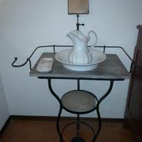 Lavabo in ferro battuto con brocca e catino