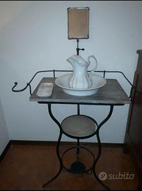 Lavabo in ferro battuto con brocca e catino