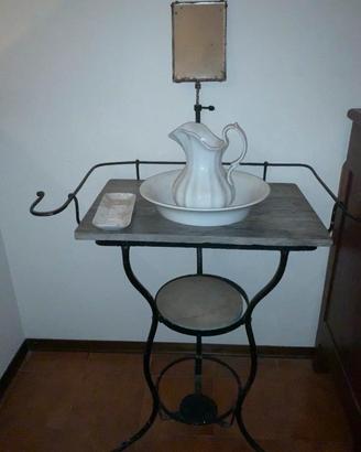 Lavabo in ferro battuto con brocca e catino