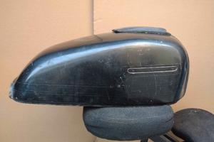 Suzuki GS-550 serbatoio