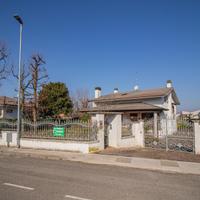 VILLA SINGOLA CON CURATO GIARDINO