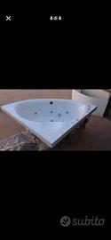 Vasca da bagno idromassaggio angolare
