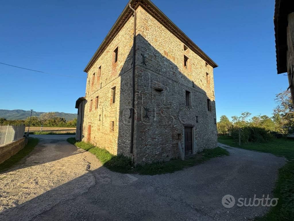 Rustico / Casale di 360 m² con più di 5 locali e b - Vista 3