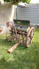 Seminatrice a traino vintage della prima metà 900