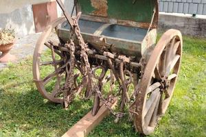 Seminatrice a traino vintage della prima metà 900