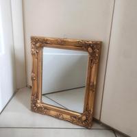 Specchio in legno con cornice dorata