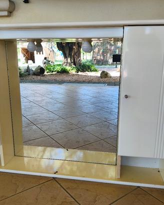 specchio bagno con luce e sportelli con ripiani