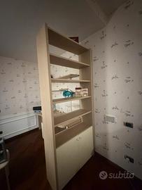 scrivania e libreria