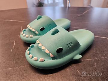 ciabatte a forma di squalo per bambino tg. 32-33