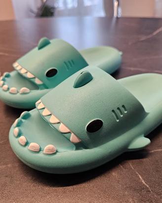 ciabatte a forma di squalo per bambino tg. 32-33