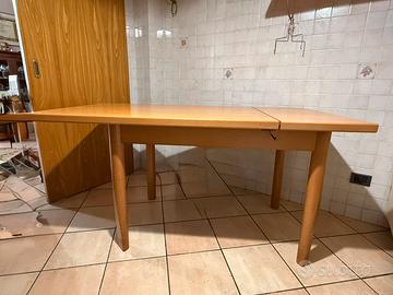 Tavolo in legno allungabile
