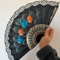 Ventaglio nero in pizzo con decorazioni floreali