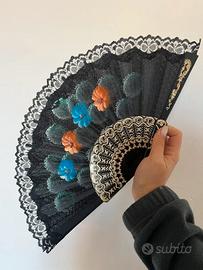 Ventaglio nero in pizzo con decorazioni floreali