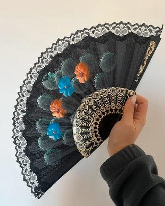 Ventaglio nero in pizzo con decorazioni floreali