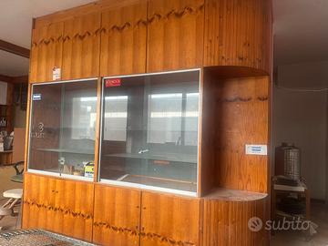 Mobile con ante a vetri e ante e angolare