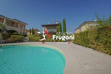 SPLENDIDA VILLA CON GIARDINO PRIVATO A 400 M DALLE