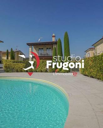 SPLENDIDA VILLA CON GIARDINO PRIVATO A 400 M DALLE