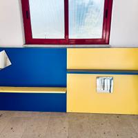 Parete attrezzata blu e gialla