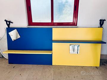 Parete attrezzata blu e gialla