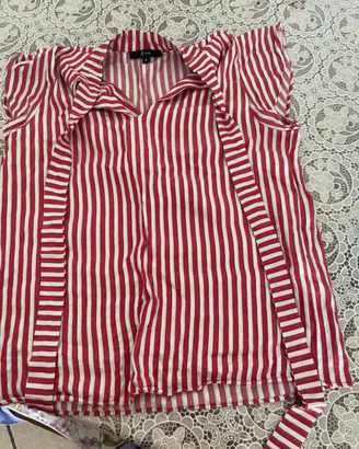 Blusa rossa a righe bianche