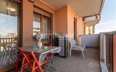 AMPIO TRILOCALE CON DOPPI SERVIZI E TERRAZZO !!!