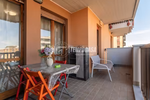 AMPIO TRILOCALE CON DOPPI SERVIZI E TERRAZZO !!!