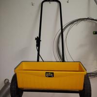 spargi concime per giardino 