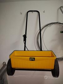 spargi concime per giardino 