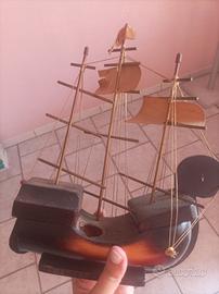 Lampada da tavolo scultura in legno nave