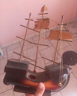 Lampada da tavolo scultura in legno nave