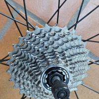 Cerchio posteriore 700x25C Shimano + cassetta 105