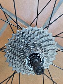 Cerchio posteriore 700x25C Shimano + cassetta 105