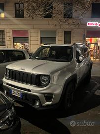 Jeep grigia in perfetto stato