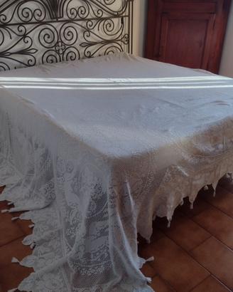 Copriletto a filet di cotone bianco
