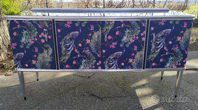 Mobile in legno con 4 ante e cristallo nero