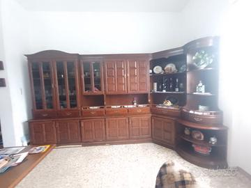 mobili salone con sedile e tavolo